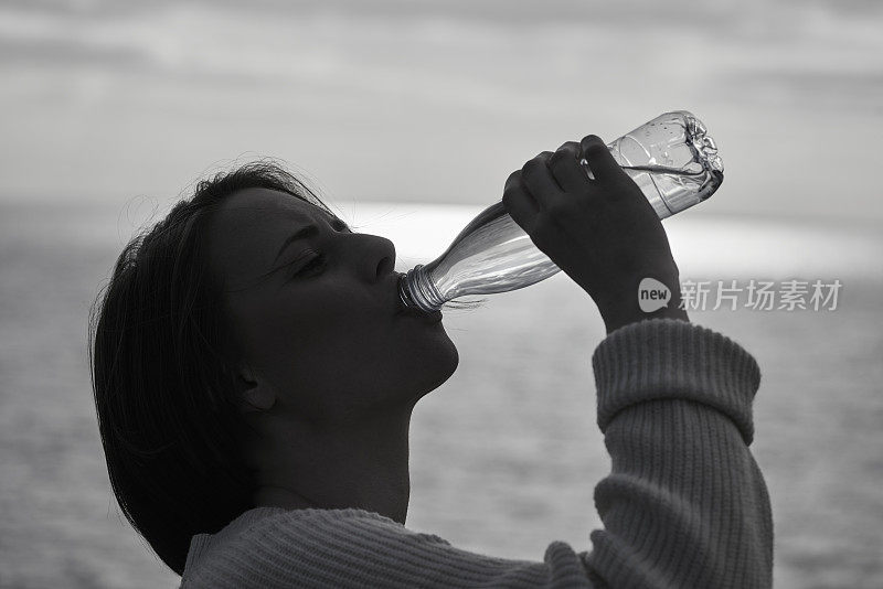 年轻女子与水瓶特写