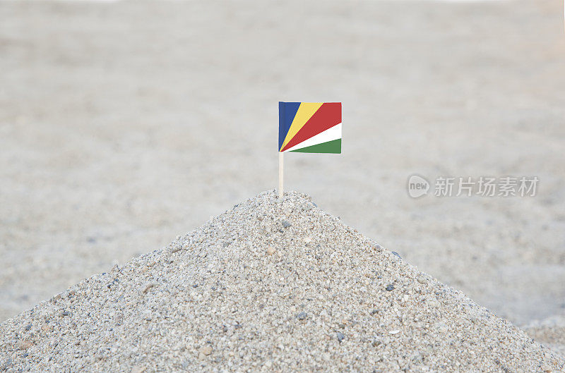 海滩上的塞舌尔旗帜