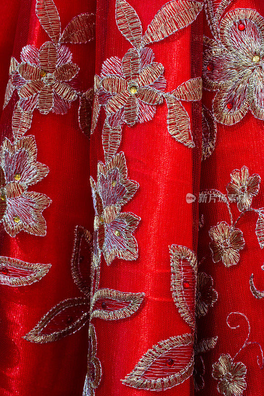 红色织物，绣有花卉图案