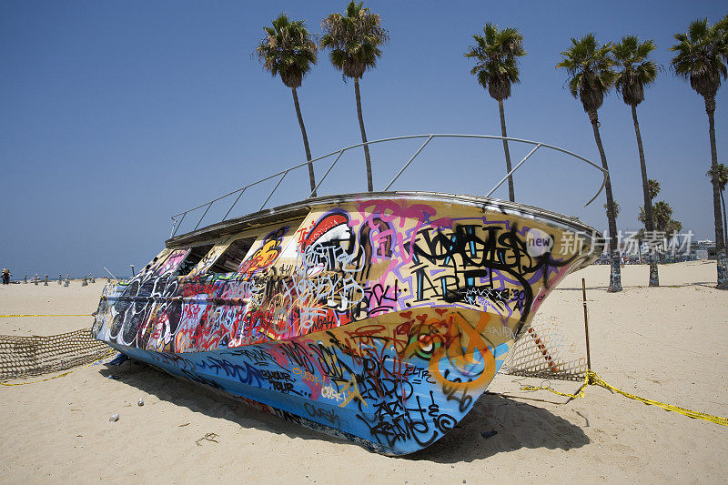 威尼斯海滩上的非法涂鸦船