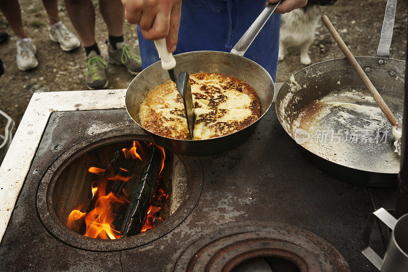 南蒂罗尔的传统甜食Melchamuis在煎锅中烹饪