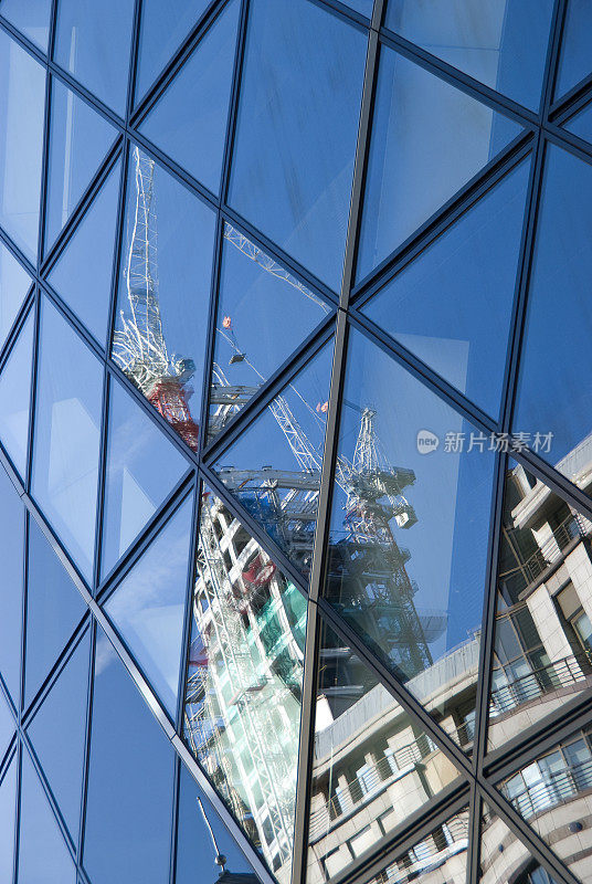 建筑工地反映在“小黄瓜”玻璃摩天大楼