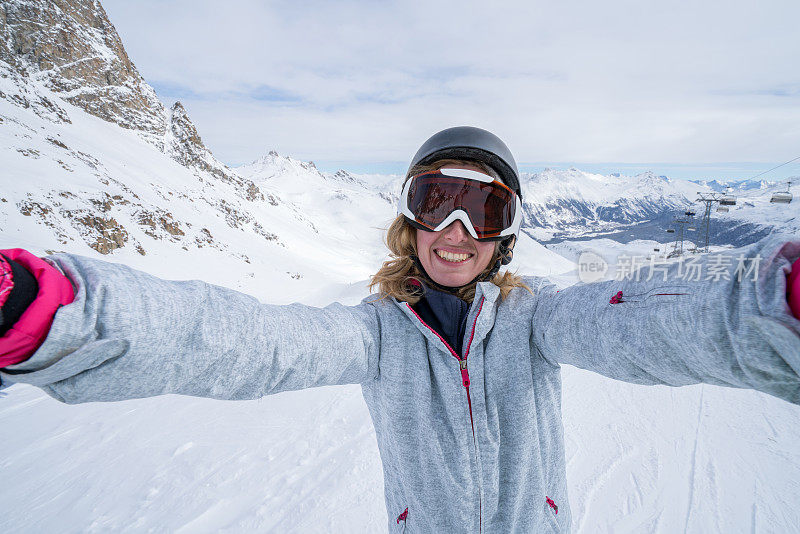 一名年轻女子在瑞士滑雪场自拍