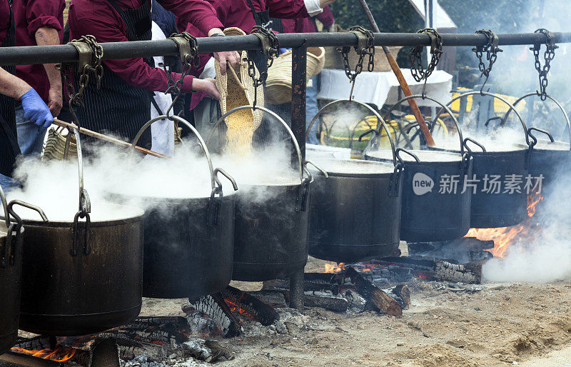 冒烟的大锅在街上沸腾