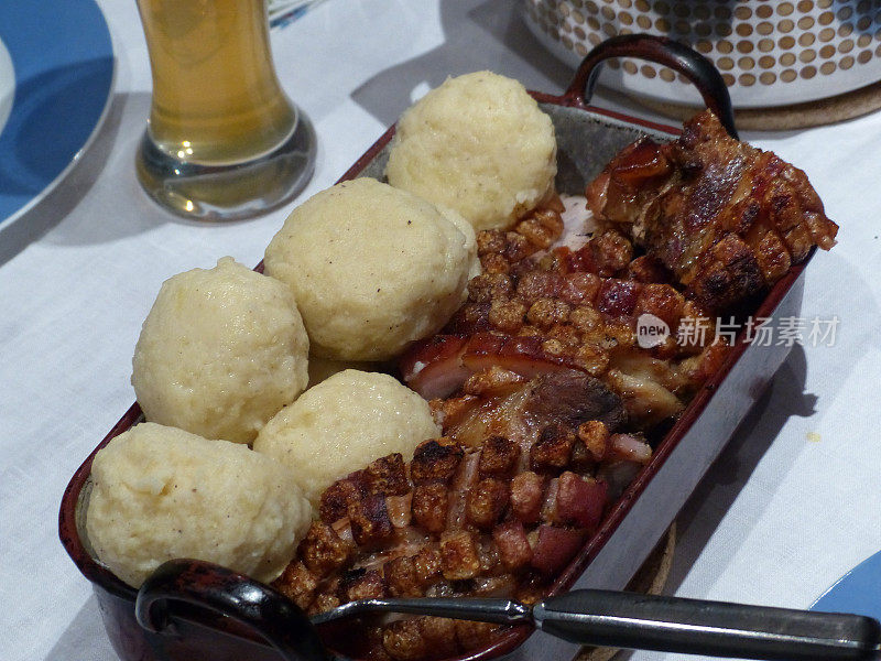 巴伐利亚的晚餐。烤猪肉和饺子作为主菜。