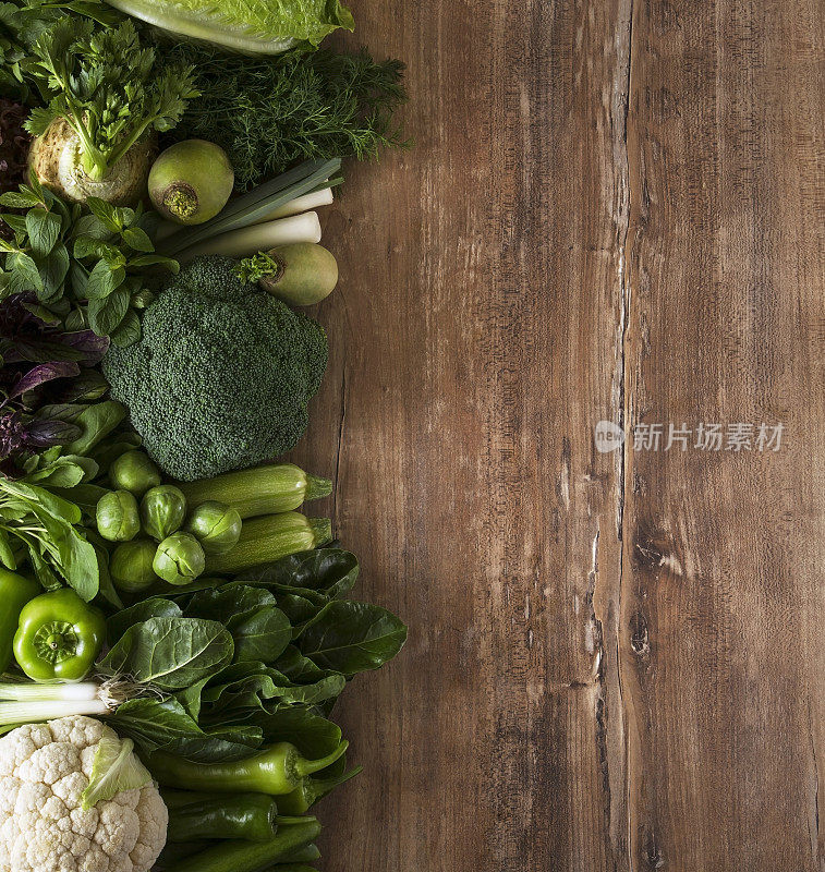 厨房桌上的绿色蔬菜