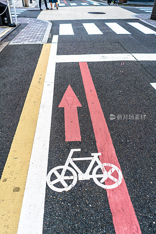 自行车标志和箭头标志在道路上，东京