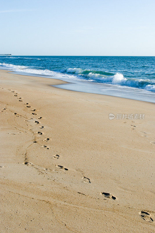 沙滩脚印和海浪