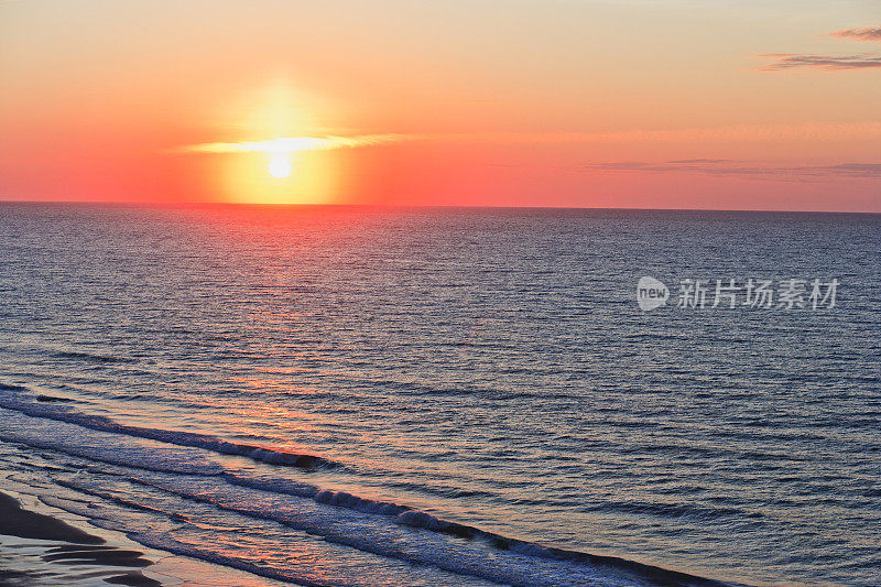 海浪上的日出或日落