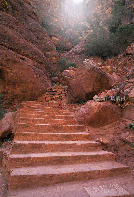 古老的石头Staircase.Petra。