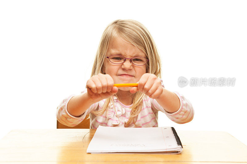 小女孩在挫折中折断了铅笔