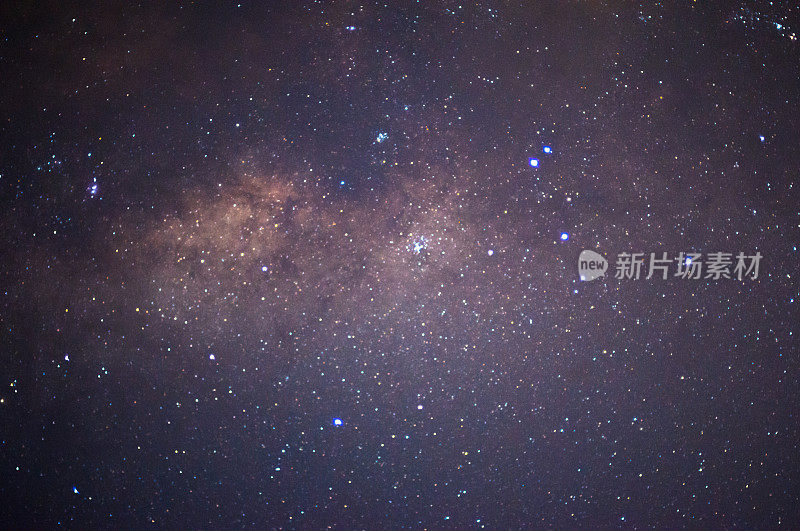 星星和银河在夜空的背景