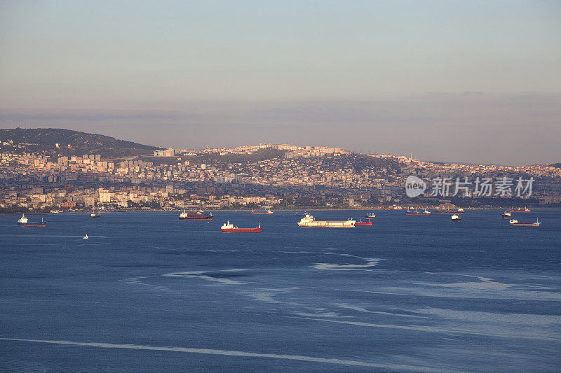 工业船只正在土耳其伊斯坦布尔等候