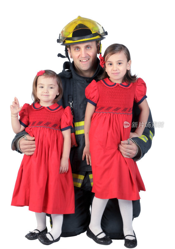 消防员爸爸和两个白人女儿。