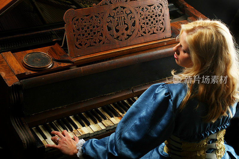 女人玩钢琴