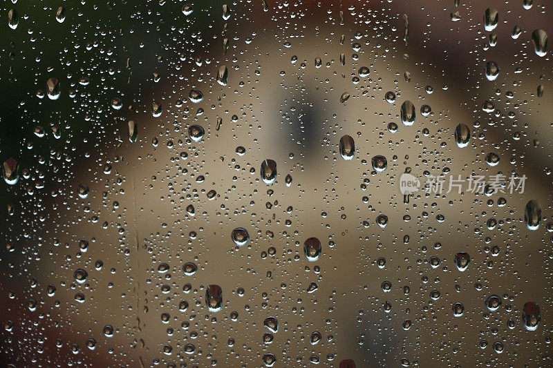 雨点落在窗户上，雨天