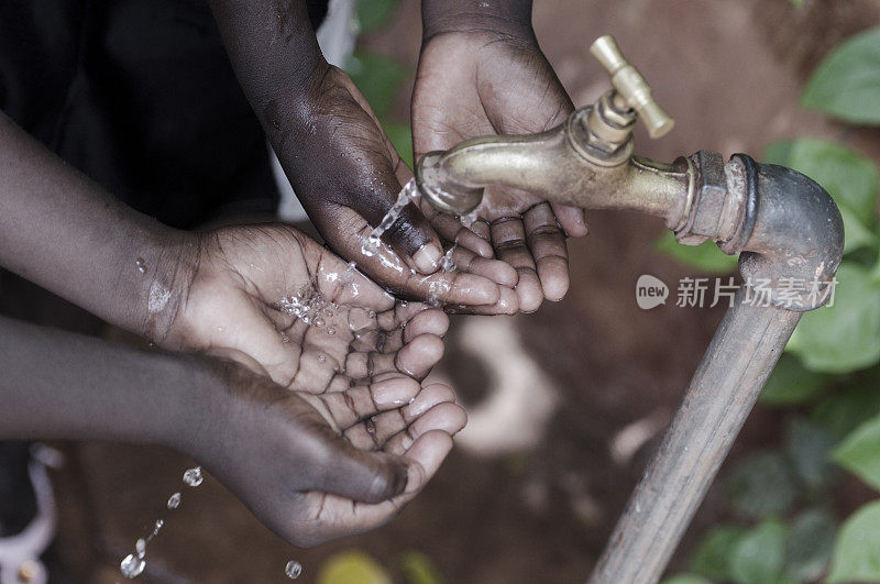 健康标志:非洲儿童洗手杯