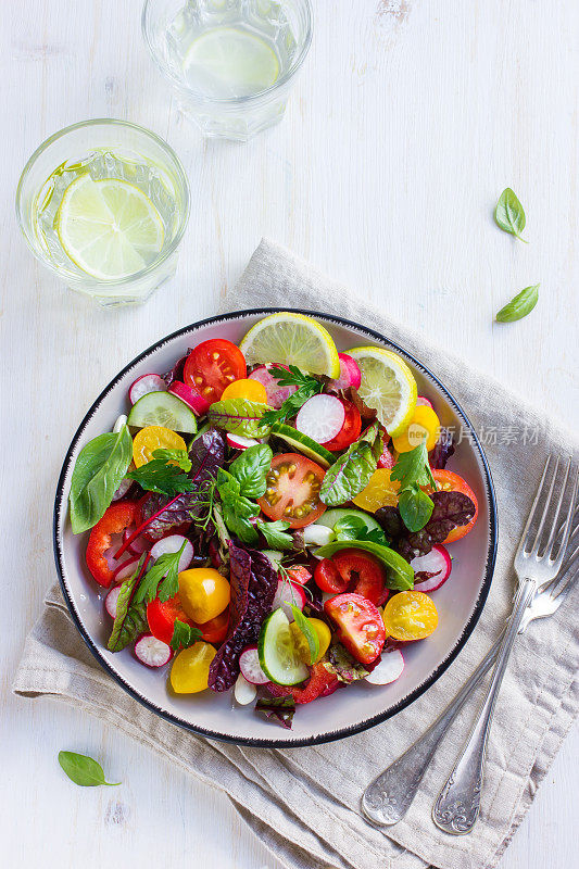 健康的沙拉配上新鲜的夏季蔬菜