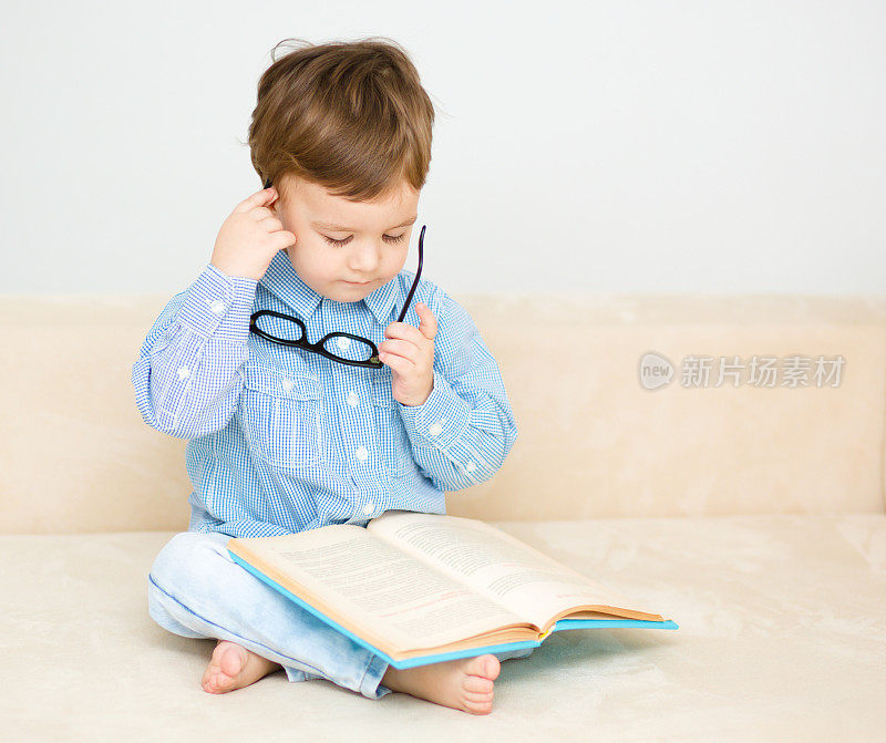 小男孩正在看书