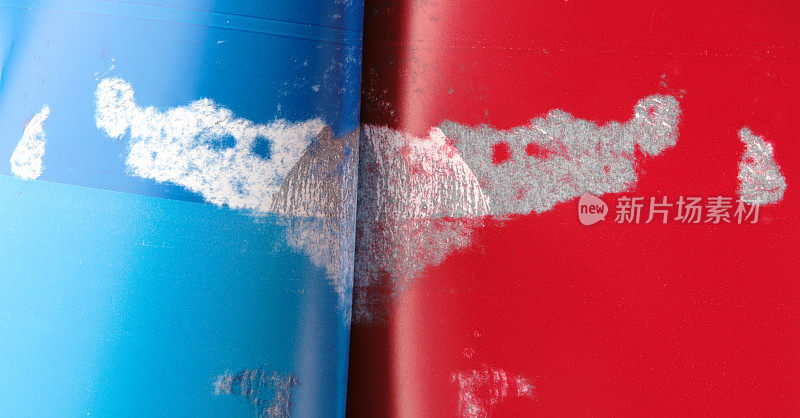 红色和蓝色的打印机吸墨纸