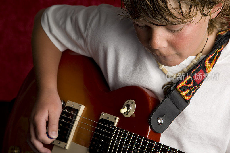 一个男孩和他的吉他之间的温柔时刻