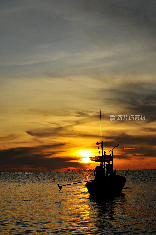 夕阳下的大海和小船