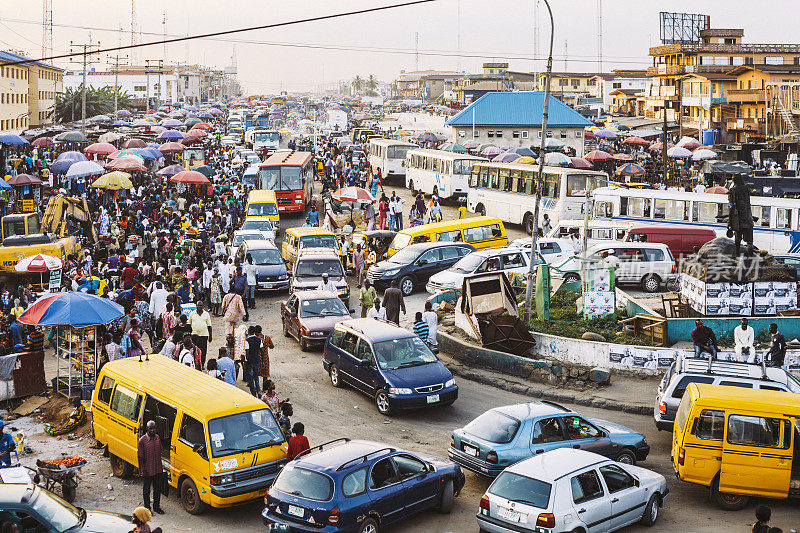 非洲城镇繁忙的街道。拉各斯,尼日利亚。