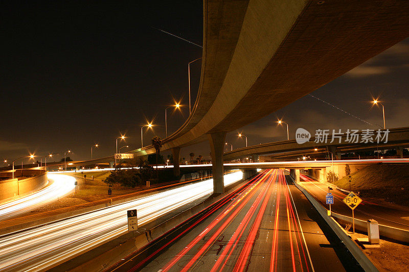 繁忙的高速公路，夜间的交通