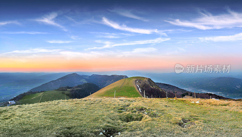 暮光的山顶风景在阿尔卑斯山