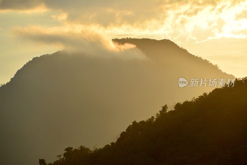 菲律宾日落的卡敏火山