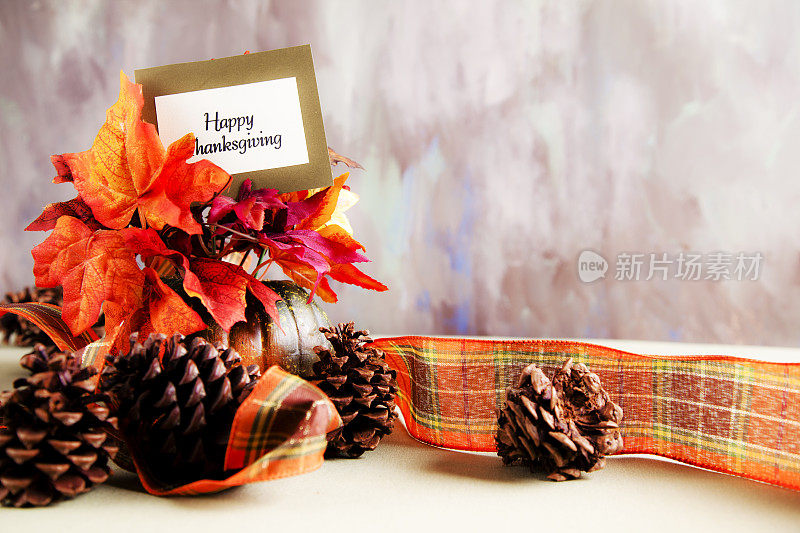感恩节的中心装饰品，秋季花卉装饰。