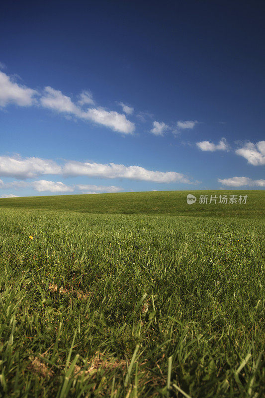 草山和蓝天