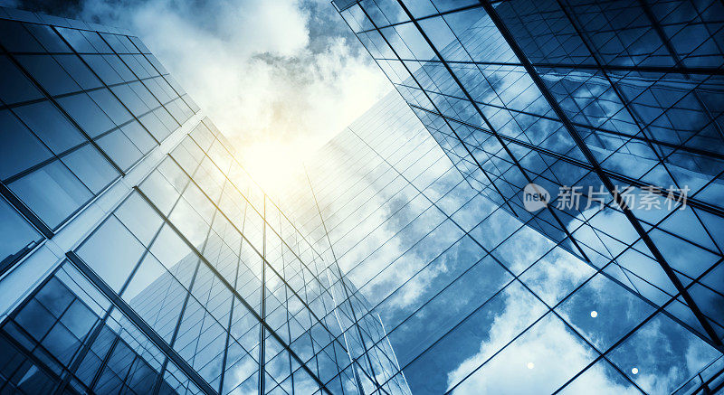 当代玻璃摩天大楼反映了蓝色的天空