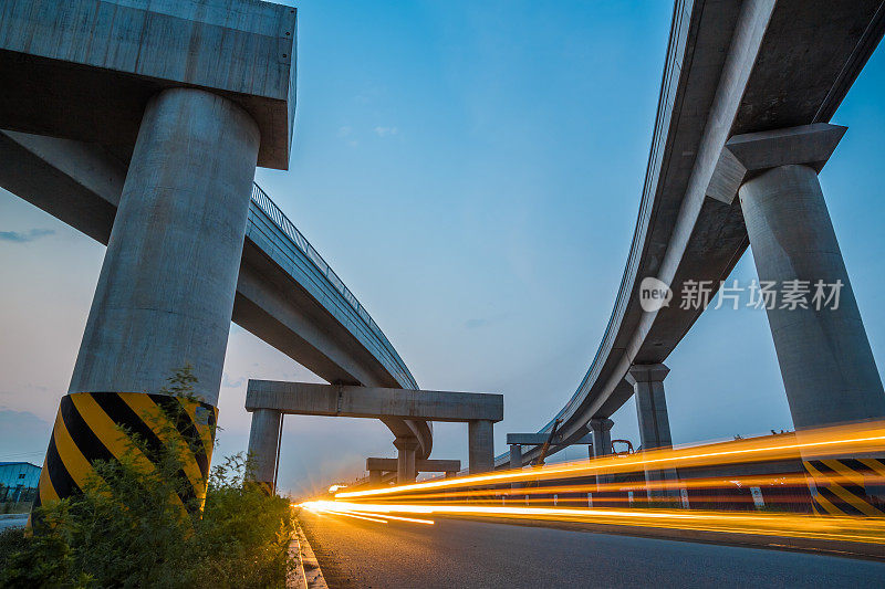 高速公路跨越