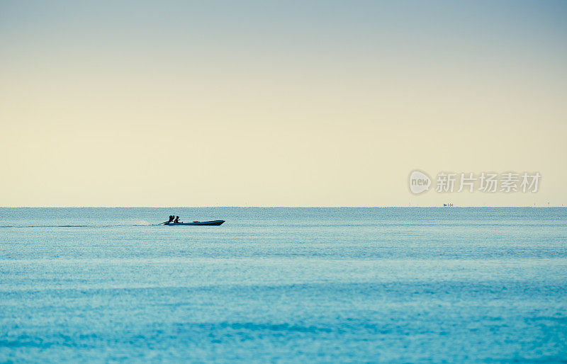 热带海滩上美丽的早晨