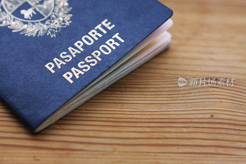 木质表面的南美护照