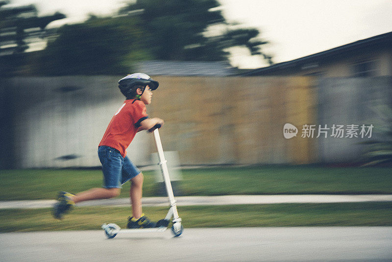 骑滑板车的孩子
