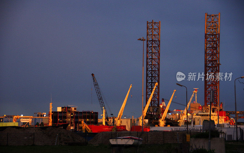 日出时分的IJmuiden港