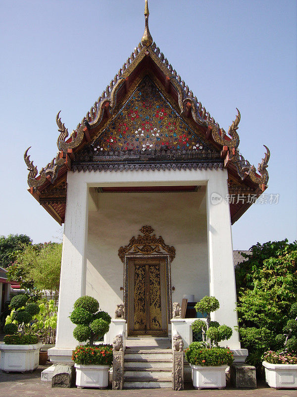 在曼谷卧佛寺的院子里。泰国