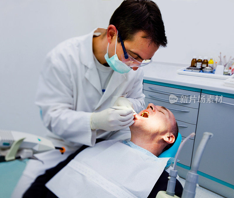 牙医和中年病人。