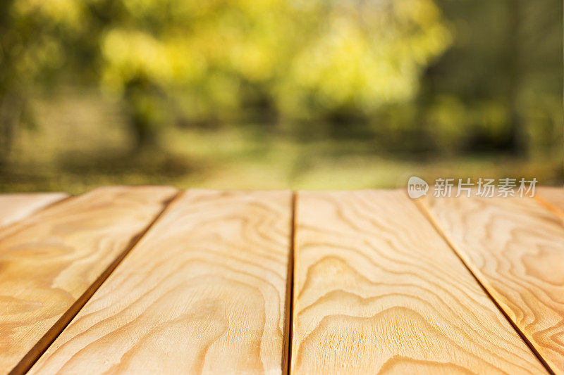 野餐桌的特写显示松木纹理