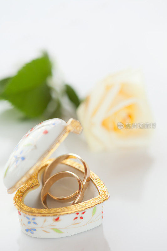 结婚戒指和白玫瑰