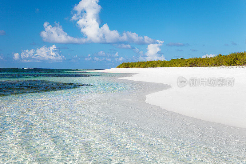 英属维尔京群岛阿内加达岛未被破坏的白色沙滩
