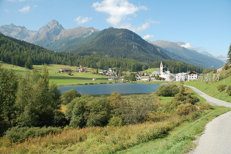 高山村庄和湖泊