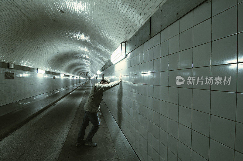 在隧道里迷路的人