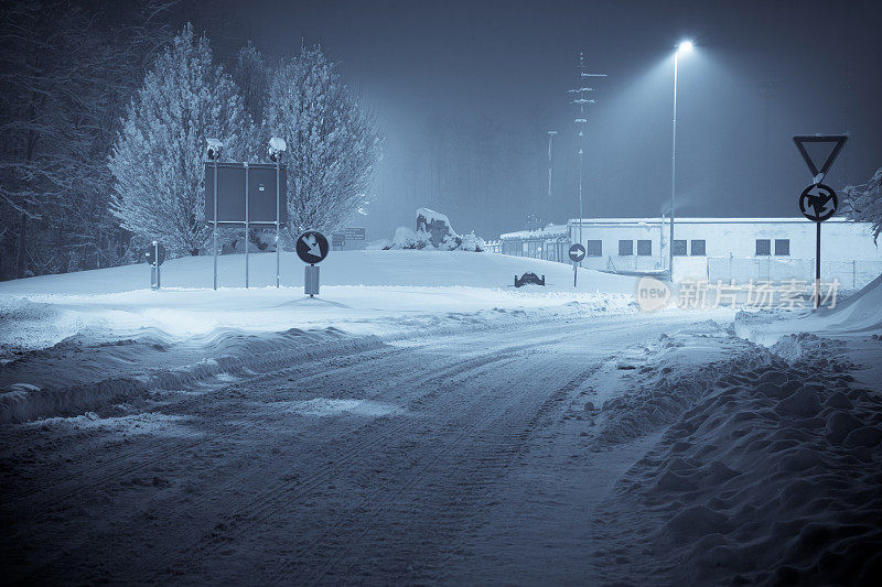 城市街道覆盖雪，夜景和硒色调