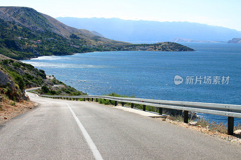 行驶在柏油路上，一边欣赏大海的美景