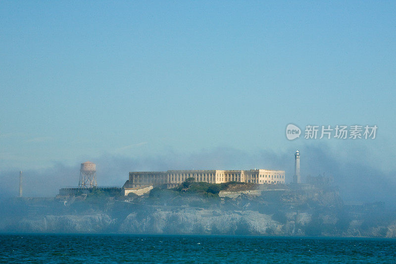 旧金山湾:低雾中的恶魔岛