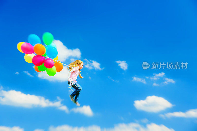 小女孩用五颜六色的气球飞翔