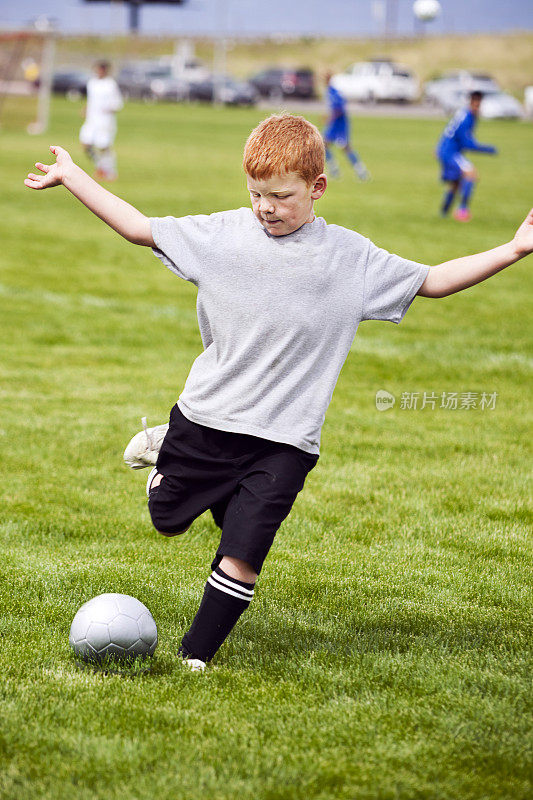 足球男孩强力踢腿
